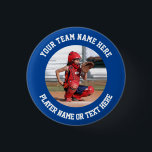 Skapa foto för ditt eget idrottslag knapp<br><div class="desc">Foto på en softboll catcher redo att ta emot boll från pitcher på en knappnålknapp. Det är enkelt att anpassa fotomallen. Ge till en spelare eller ett fotbollslag, baseboll, hockey, basket, fotboll eller någon annan sport. Ställe är enkelt ett fyrkantigt foto i mallen för att göra en söt anpassningsbar-knappgåva till...</div>