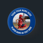Skapa foto för ditt eget idrottslag knapp<br><div class="desc">Foto på en softboll catcher redo att ta emot boll från pitcher på en knappnålknapp. Det är enkelt att anpassa fotomallen. Ge till en spelare eller ett fotbollslag, baseboll, hockey, basket, fotboll eller någon annan sport. Ställe är enkelt ett fyrkantigt foto i mallen för att göra en söt anpassningsbar-knappgåva till...</div>