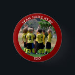 Skapa idrottsgruppfoto knapp<br><div class="desc">Anpassa och anpassa den här fotoknappen med fotot från ditt favoritidrottslag. Ställe ett kvadratlagfoto av baseboll,  softball,  basketbollsoccer,  fotboll,  hockey ställe i mallfotot.Lägg till namn i lagets topp och datum i grund. Välj form eller storlek för knappen på Alternativ-menyn på högerna.</div>