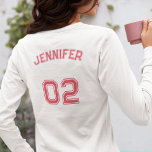 Skapa Långärmaden Rosa Player Namn Jersey-nummer T Shirt<br><div class="desc">Skapa din egen anpassningsbar, personlig, coolans snyggt girly rosa typografi / font / script, monogrammad spelare namn jersey number, bekväm, avslappnad, tålig, lös passning, preshrunk 100% bomull, kvinnans grundläggande bovhalshals heavyweight t-shirt med lång sleeve. Skriv bara in ditt namn/din namn och ditt arraynummer för att anpassa. Gör en underbar gåva...</div>