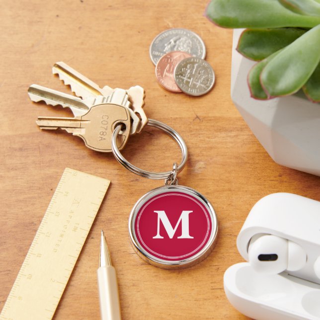 Skapa Personlig Crimson Red Monogram Keychain Rund Silverfärgad Nyckelring (Skrivbord)