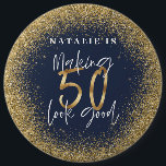 Skapar 50-bra blått guld födelsedag knapp<br><div class="desc">Skapar 50-brans födelsedagspresent med typografisk personlig födelsedagspresent. Livet börjar vid femtio, visa hur lycklig du ska vara i femtio med den här designen, perfekt för en födelsedagsfest eller firande helg bort. Gör det till ett party att minnas med fantastisk eller en idealisk gåva till morsa, pappa, morbror, faster, make, fru,...</div>