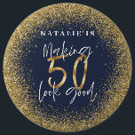 Skapar 50-bra blått guld födelsedag knapp<br><div class="desc">Skapar 50-brans födelsedagspresent med typografisk personlig födelsedagspresent. Livet börjar vid femtio, visa hur lycklig du ska vara i femtio med den här designen, perfekt för en födelsedagsfest eller firande helg bort. Gör det till ett party att minnas med fantastisk eller en idealisk gåva till morsa, pappa, morbror, faster, make, fru,...</div>
