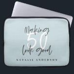 Skapar 50-bra guld födelsedagsfirande laptop fodral<br><div class="desc">Gratulerar till din 50-årsdag i stil med den här chicen,  elegant 50 och fantastiska födelsedagsdesign. En modern design med skripttext och fet grafik. Ändra färg för att anpassa. En del av en samling.</div>
