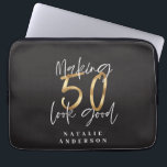 Skapar 50-bra guld födelsedagsfirande laptop fodral<br><div class="desc">Fira din 50-årsdag i stil med den här svarta,  vita och guld-effekten 50 och fantastiska födelsedagsdesignen. En modern design med skripttext och fet grafik. Ändra färg för att anpassa. En del av en samling.</div>