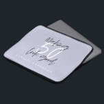 Skapar 50-bra guld födelsedagsfirande laptop fodral<br><div class="desc">Gratulerar till din 50-årsdag i stil med den här chicen,  elegant 50 och fantastiska födelsedagsdesign. En modern design med skripttext och fet grafik. Ändra färg för att anpassa. En del av en samling.</div>