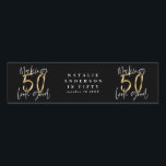 Skapar 50-bra guld födelsedagsfirande vattenflaskor etikett<br><div class="desc">Fira din 50-årsdag i stil med dessa svarta,  vita och guld-effekter 50 och fantastiska födelsedagsfester. En modern design med skripttext och fet grafik. Ändra färg för att anpassa. En del av en samling.</div>