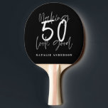 Skapar 50-brans födelsedagsfirande  pingisracket<br><div class="desc">Fira din 50-årsdag i stil med det här svarta,  vita och grått 50 och fantastiska födelsedagsfester. En modern design med skript och fet grafik. Ändra färg för att anpassa. En del av en samling.</div>