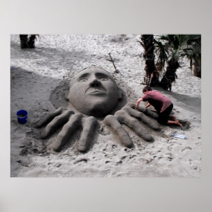Skapar en sandskulptur i vår i Marbella Poster