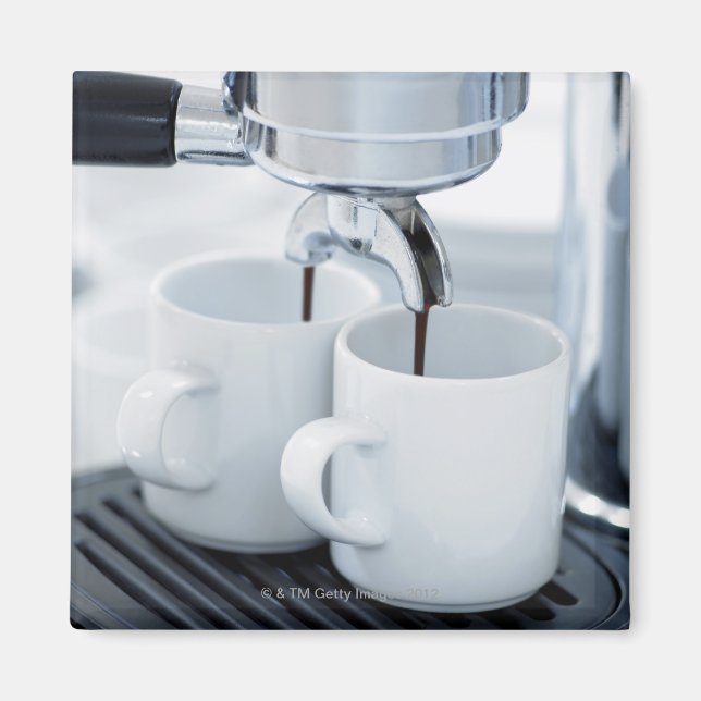 Skapar kaffe av Espresso maskin Magnet (Framsidan)