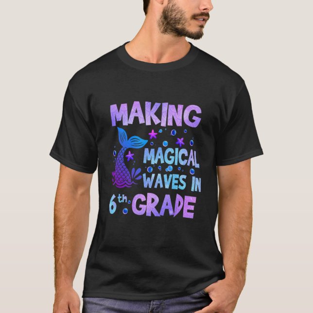 Skapar Magic Vinkarare i 6e Klass Sjöjungfru Lärar T Shirt (Framsida)