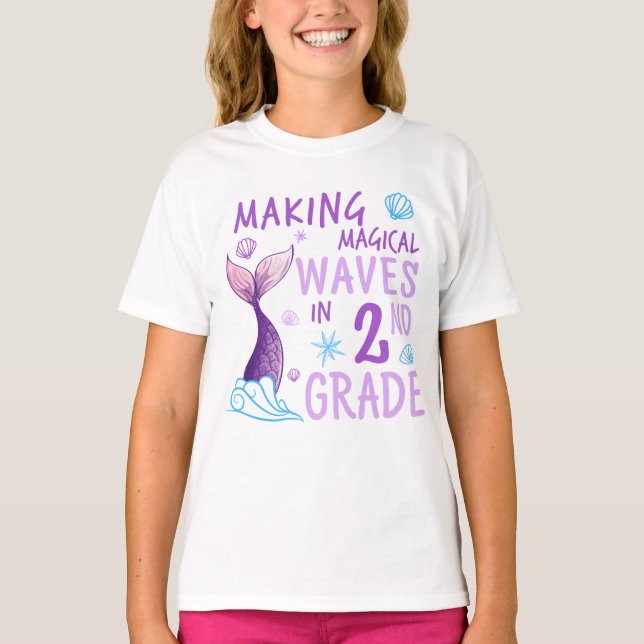 Skapar magisk vågar i T-shirt med andra klass (Framsida)