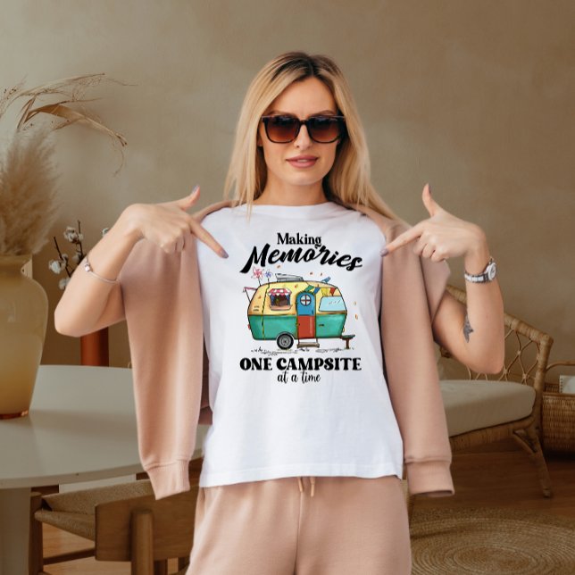 Skapar minnen en campingplats i taget t shirt (Skapare uppladdad)
