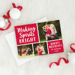 Skapar sprider Bright Red Script Photo Collage Julkort<br><div class="desc">Vågräts helgdag-fotokortsdesign har en fin röd bakgrund (kan anpassas) och snyggten "Skapar sprit Bright"-skript. Anpassa anpassningsbarna till din familj namn och år och lägg till dina tre (3) favoritfoton i fotosamlingsmallen. En mönster av vita snöbitar visas på kortets baksida. Fotografi © Storytree Studios,  Stanford,  CA</div>