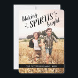 Skapar sprit Bright Hip-Helgdag-fotokort Julkort<br><div class="desc">Gör sin själ ljus genom att skicka den här roligten,  den moderna designen till familj och vänner. Har ett storlekt foto av din familj på framsidan med en kombination av avslappnad och contemporary av handskriven typografi. På baksidan finns det ett annat foto och utrymme för ditt personliga meddelande.</div>