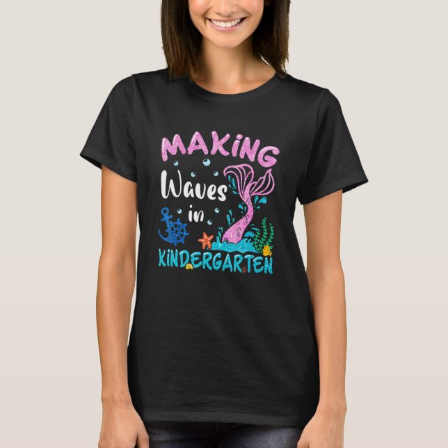 Skapar Vågar i Kindergarten-Sjöjungfrun tillbaka t T Shirt (Framsida)