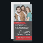 Skåpkort för fotoporten God jul Julkort<br><div class="desc">Det här fotojulkortet har en grått--bakgrund i mörken med följande lydelse: önskar dig ett God jul & Gott nytt år. En röd banderoll på grund innehåller anpassade text som gör att du kan anpassa den till din familj namn.</div>