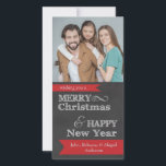 Skåpkort för fotoporten God jul Julkort<br><div class="desc">Det här fotojulkortet har en grått--bakgrund i mörken med följande lydelse: önskar dig ett God jul & Gott nytt år. En röd banderoll på grund innehåller anpassade text som gör att du kan anpassa den till din familj namn.</div>