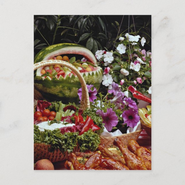 Skär vattenmelonfrukt basket med blommor vykort (Framsida)