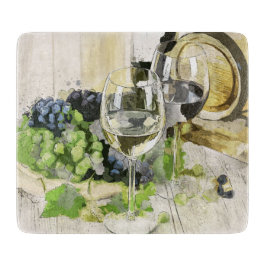 Skärbräda i glas med träfat vin druvor