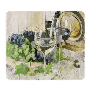 Skärbräda i glas med träfat vin druvor