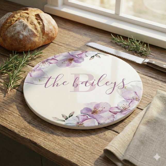 Skärbräda med monogram och körsbärsblom (This beautiful personalized cutting board would make a great wedding or bridal shower gift! )