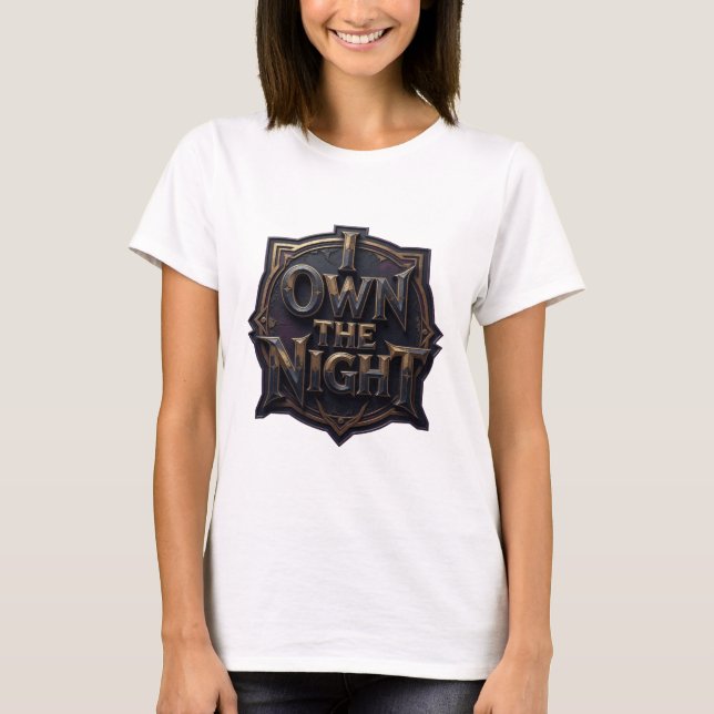 Skarp guld I ÄGER NATTEN Textdesign T Shirt (Framsida)