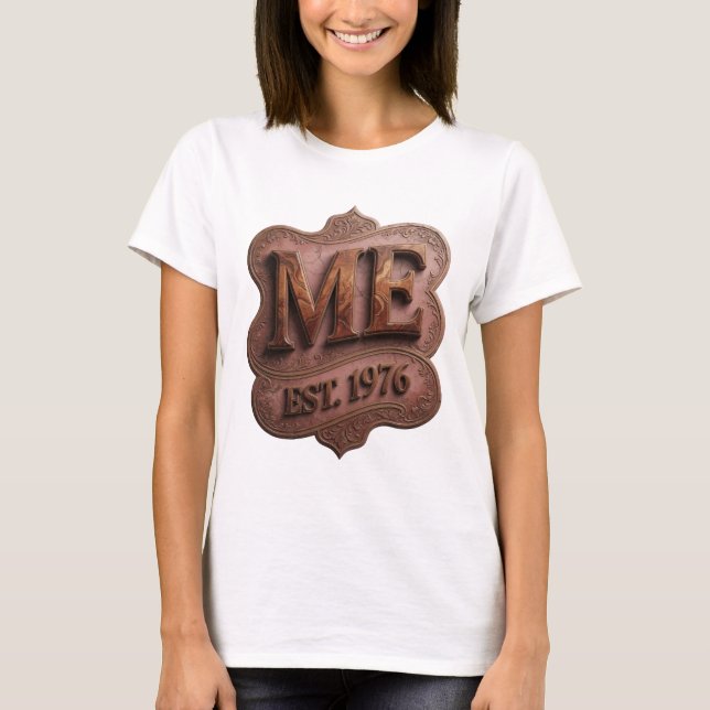 Skarp guld ME EST 1976 Textdesign T Shirt (Framsida)