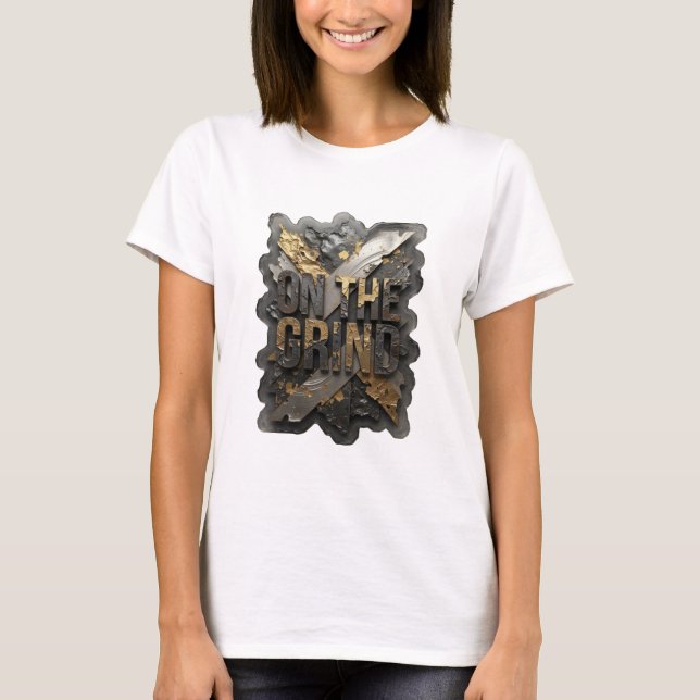 Skarp Silver ON THE GRIND Textdesign T Shirt (Framsida)
