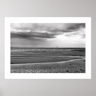 Skat som surfar på stranden, svart och vit poster