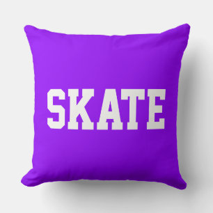 SKATE Cool atletisk vit text på ljust lila Kudde