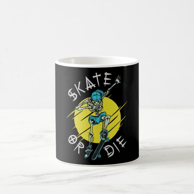 Skate eller die Skeleton Skateboarder Kaffemugg (Center)