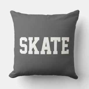 SKATE Fet stilren vit text på modern grå Kudde
