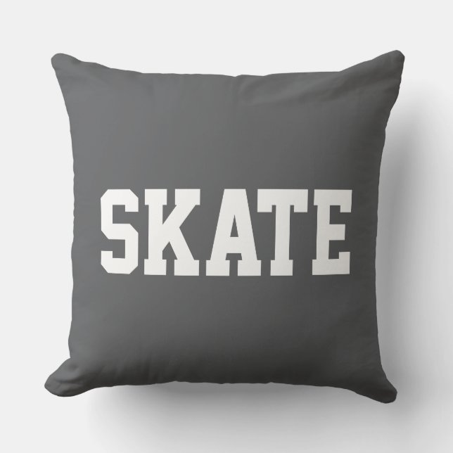 SKATE Fet stilren vit text på modern grå Kudde (Framsida)