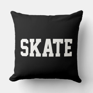 SKATE Fet stilrent vitt text på modern svart Kudde