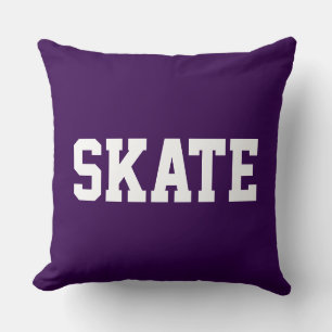 SKATE Fet stilrent vitt text på rolig djup lila Kudde