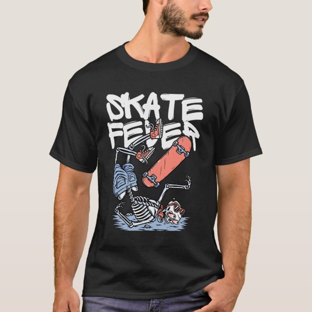 Skate Fever – Skeleton Skater Street Art Design T Shirt (Framsida)