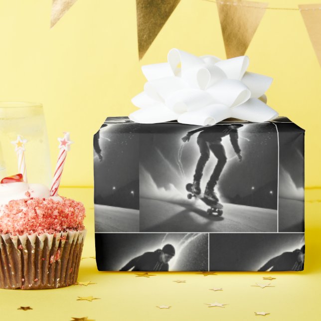 Skateboard Boy with Lightning Bolts Presentpapper (Födelsedagsfest)