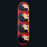 Skateboard Chef Tecknad Strip Skateboard<br><div class="desc">Skateboard Tecknad Strip Skateboard har en röd bakgrund och en upprepad teckning av en auktoritativ ung kvinna med glansigt svart hår,  piercing öga,  näsa och rosa läppar. Hennes gult och rödhals syns knappt. Hon är inte dum! Hon är chef!</div>