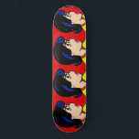 Skateboard Chef Tecknad Strip Skateboard<br><div class="desc">Skateboard Tecknad Strip Skateboard har en röd bakgrund och en upprepad teckning av en auktoritativ ung kvinna med glansigt svart hår,  piercing öga,  näsa och rosa läppar. Hennes gult och rödhals syns knappt. Hon är inte dum! Hon är chef!</div>