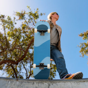 Skateboard för blå Sol och vågig halvcirkel