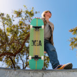 Skateboard för Guld-mall med blå Grönt<br><div class="desc">Anpassa den här bildskärmskateboard med önskad namn eller text. Coola,  sportblått grönt och guld. Gör en underbar gåva. Använda mallen som ska anpassas.</div>