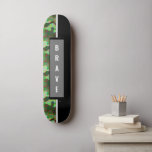Skateboard för kameramall<br><div class="desc">Anpassa den här bildskärmskateboard med önskad text eller brev. Coolans abstrakt vågformgivning med svart, grått och grönt färg. Det är en fin gåva. Använda mallen som ska anpassas.</div>