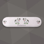 Skateboard för Rosa av kål<br><div class="desc">En lustig Rosa Skateboard med söta kor på gräs och ett anpassade förnamn. En underbar gåva till en skateboarder som kärlek Kawaii-djur och rosa färg!</div>