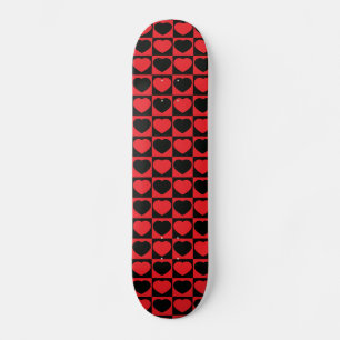 Skateboard för svarta och röda hjärtan