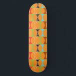 Skateboard i den moderna Orangen Mönster<br><div class="desc">Knacka, knacka. Vem är där? Skateboard i Mid Century Modern Orange Mönster! Du behöver inte en slagit linje. Det här modet mönster har en sjudande bakgrund i orangen och rader med en adoröst kitschistisk form i grönt, rött, turkos, svart och vitt och trälåda. Formen har förmodligen en namn, men vi...</div>