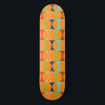 Skateboard i den moderna Orangen Mönster<br><div class="desc">Knacka, knacka. Vem är där? Skateboard i Mid Century Modern Orange Mönster! Du behöver inte en slagit linje. Det här modet mönster har en sjudande bakgrund i orangen och rader med en adoröst kitschistisk form i grönt, rött, turkos, svart och vitt och trälåda. Formen har förmodligen en namn, men vi...</div>