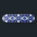 Skateboard med Blue White Färg Design<br><div class="desc">Lägg till en unik fläkt till din exklusiv med vår skateboard med en Blue White Färg-design och en modern ädelsten som glittrar finsk design! Skateboard är utformad med precision och noggrannhet och är mer än bara en funktionell biet av sportutrustning. Det är ett konstverk som fångar skönheten i modern design...</div>