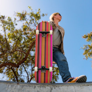 Skateboard med fetstil - Guld, rött och Magenta