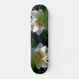 Skateboard med finkänsligt vitt Lotus Flower